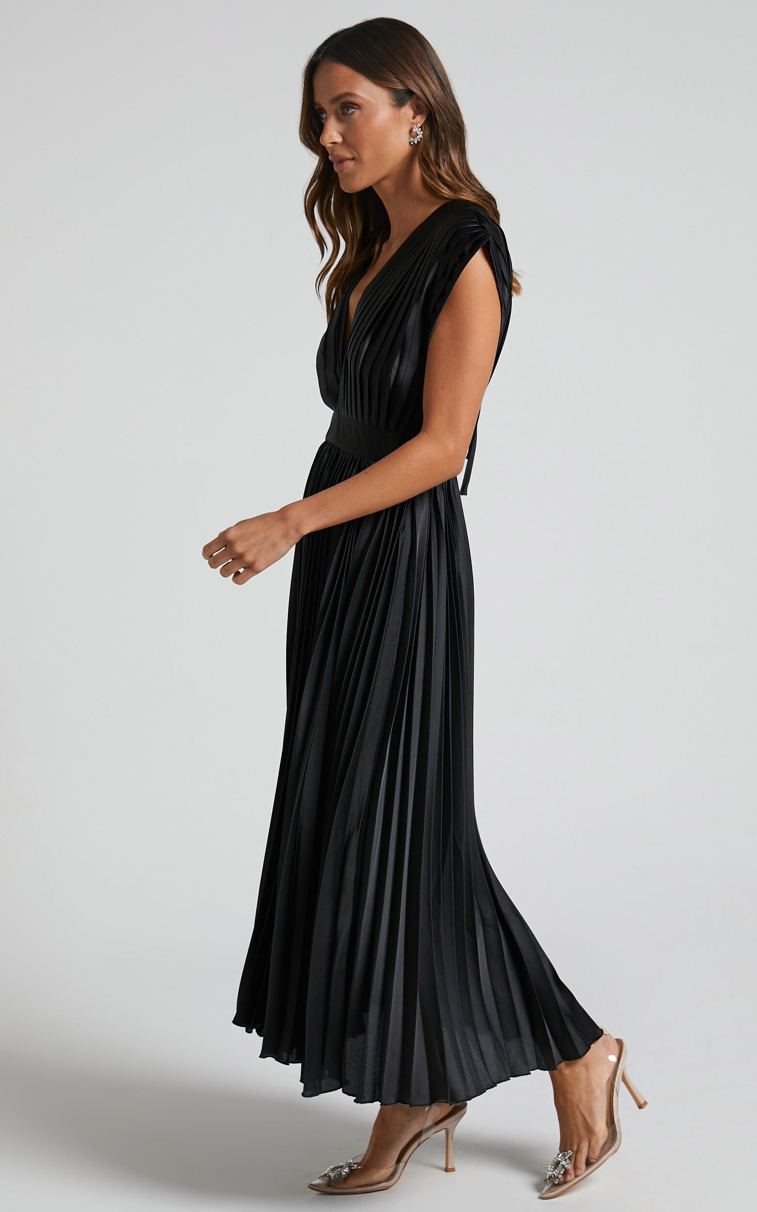 Della Midi Dress - Plunge Neck Short Sleeve Pleated Dress in Black